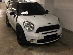 Idih, Mobil Ditempeli Pembalut karena Parkir Asal-asalan