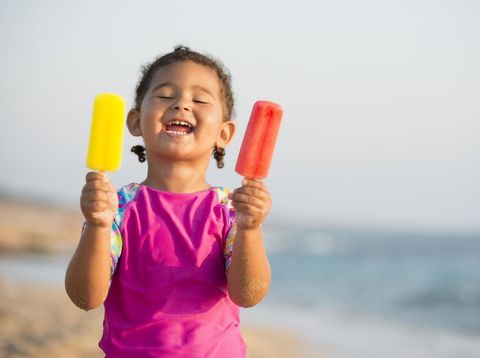 Anak makan es krim