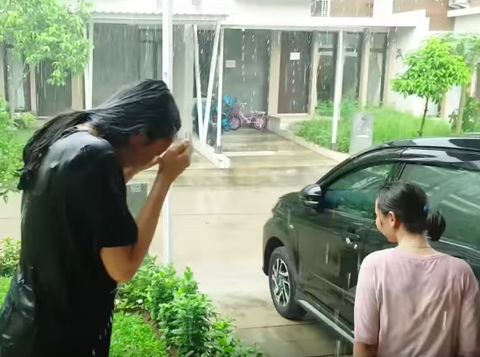 Mudik ke Bekasi, Putri Yannie Kim Artis Drakor Coba Mandi Hujan Pertama Kali