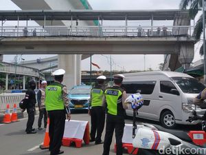 Jelang Aksi di Depan Kedubes India, Lalin Jalan HR Rasuna Said Ditutup Jelang Aksi di Depan Kedubes India, Lalin Jalan HR Rasuna Said Ditutup