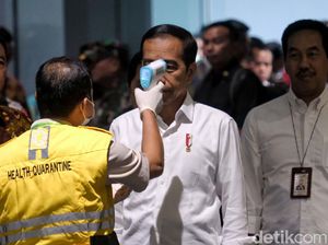 Momen Jokowi Dicek Suhu Tubuh saat Tinjau Soetta