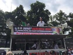 Pimpin Aksi dari Atas Mobil Komando, Ketum FPI Serukan Usir Dubes India