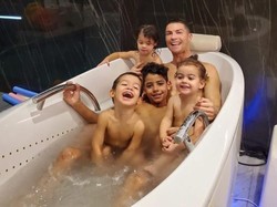 Video Kocak Ronaldo Ajari 3 Anaknya Mencuci Tangan