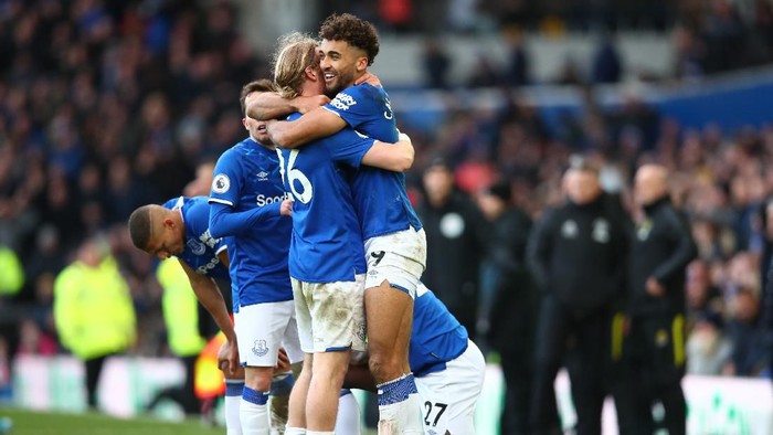 LIVERPOOL, ENGLAND - MARCH 01: Dominic Calvert-Lewin of Everton celebrates with teammate Tom Davies after scoring a goal which is later disallowed following a VAR review during the Premier League match between Everton FC and Manchester United at Goodison Park on March 01, 2020 in Liverpool, United Kingdom. (Photo by Clive Brunskill/Getty Images)