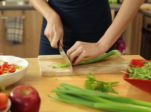 Istri Ini Pingsan Saat Disuruh Masak Benda yang Dibawa Suami