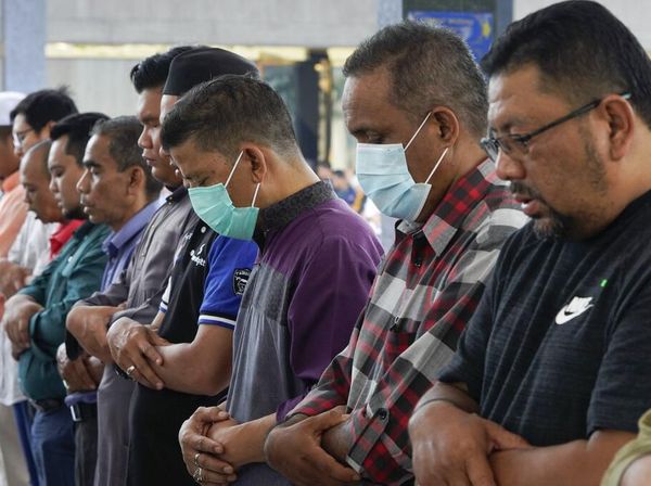 Warga Malaysia Salat Jumat Pakai Masker untuk Halau Corona