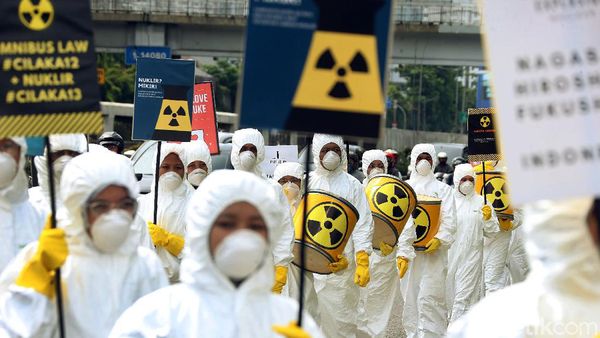 Aksi Tolak Nuklir di Depan DPR