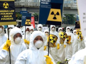 Aksi Tolak Nuklir di Depan DPR
