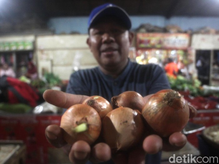 Harga bawang bombay di pasar Jatinangor Rp 150 ribu per kg