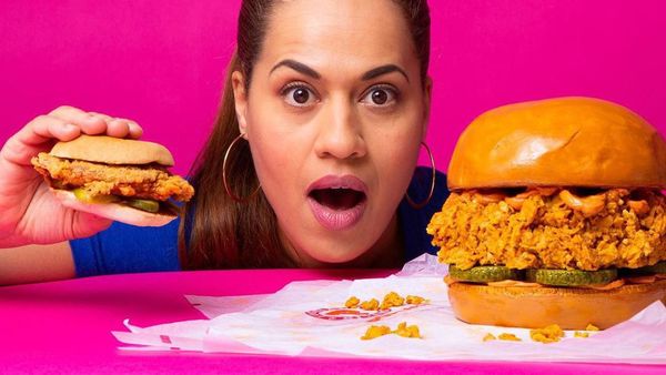 Ini Yolanda Gampp yang Berpose dengan Illusion Cake Buatannya