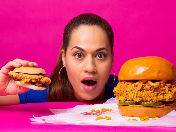Ini Yolanda Gampp yang Berpose dengan Illusion Cake Buatannya