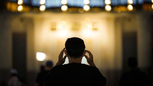 Salat Jumat masih diselenggarakan di berbagai masjid di Malaysia. Meski begitu ada penyesuaian yang dilakukan diantaranya persingkat khotbah dan memakai masker.