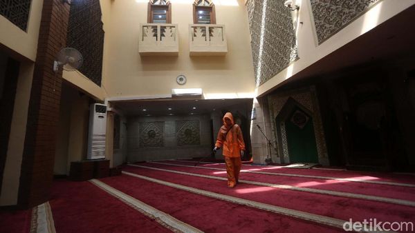 Penyemprotan Desinfektan di PBNU
