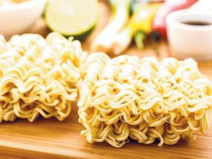 Uangnya Kurang, Penumpang Ini Bayar Ojol Pakai Mie Instan