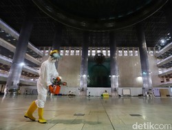 Video Masjid-masjid di Bandung Disemprot Disinfektan