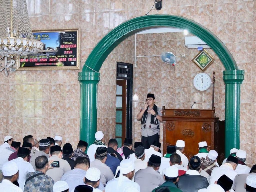 Tausiah di Depok, Wakapolri Ajak Masyarakat Bersama Lawan Corona Tausiah di Depok, Wakapolri Ajak Masyarakat Bersama Lawan Corona
