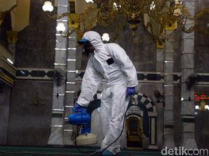 Tangkal Corona, Masjid Jami Baiturrahman Disemprot Disinfektan
