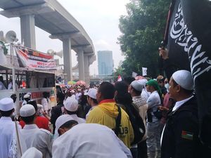 Massa Aksi PA 212-FPI Berdatangan di Kedubes India, Orator Teriak soal Corona Massa Aksi PA 212-FPI Berdatangan di Kedubes India, Orator Teriak soal Corona