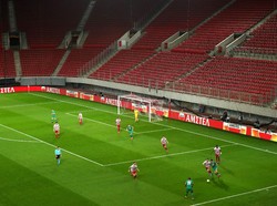 Orang-orang Kena Corona tapi Kami Harus Main Bola, Gila!