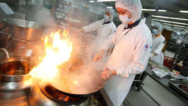 Melihat Kesibukan di Dalam Dapur Pesawat Terbesar di Dunia