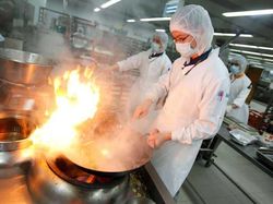 Melihat Kesibukan di Dalam Dapur Pesawat Terbesar di Dunia