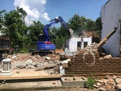 Viral Suami Selingkuh, Istri Robohkan Rumah Pakai Alat Berat