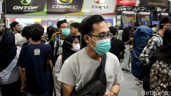 Pengunjung Bermasker Padati Indofest 2020