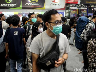 Pengunjung Bermasker Padati Indofest 2020
