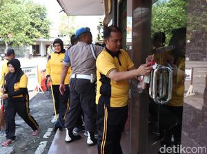 Cegah Corona, Polres Jombang Bersihkan Fasilitas Umum dan Layanan Publik