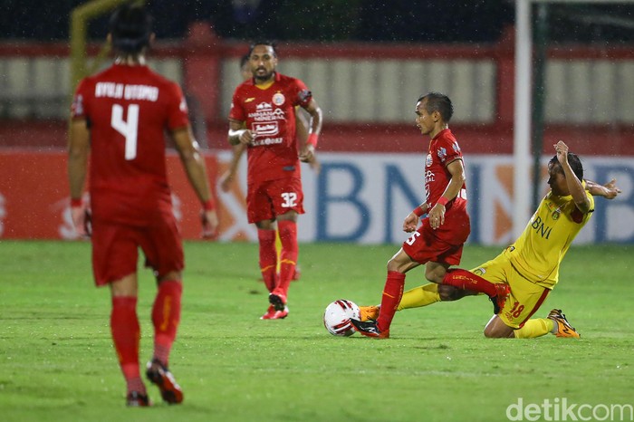Bhayangkara FC vs Persija Jakarta di Shopee Liga 1 2020 menyajikan duel yang seru. Perang bintang itu tanpa pemenang.