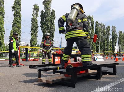 Adu Ketangkasan Petugas Damkar Seluruh Jawa dan Bali