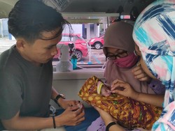 Diduga Dibuang, Bayi Ini Terbungkus Plastik Hitam Ditemukan di Tepi Sawah