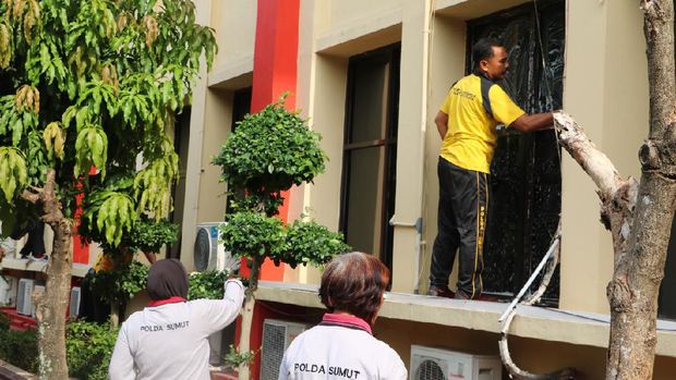 Cegah Corona, Polda Sumut Bersih-bersih Kantor-Salam Tanpa Sentuhan