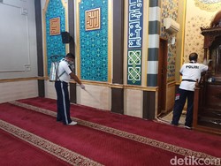Polisi Lamongan Kerja Bakti Bersihkan Fasum dan Layanan Publik Cegah Corona
