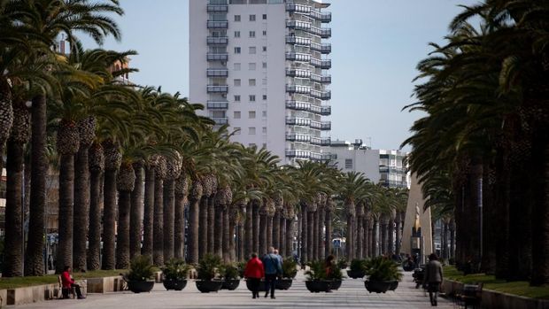 Turis Lansia di Spanyol Cemas Dicekam Corona