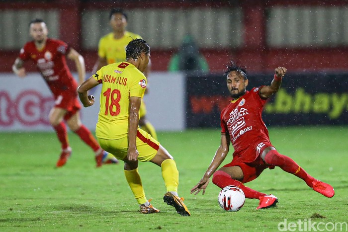 Bhayangkara FC vs Persija Jakarta di Shopee Liga 1 2020 menyajikan duel yang seru. Perang bintang itu tanpa pemenang.