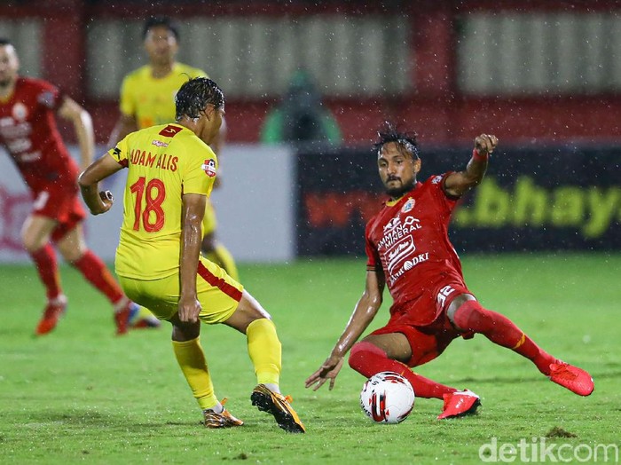 Bhayangkara FC vs Persija Jakarta di Shopee Liga 1 2020 menyajikan duel yang seru. Perang bintang itu tanpa pemenang.