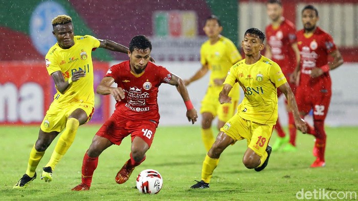Bhayangkara FC vs Persija Jakarta di Shopee Liga 1 2020 menyajikan duel yang seru. Perang bintang itu tanpa pemenang.
