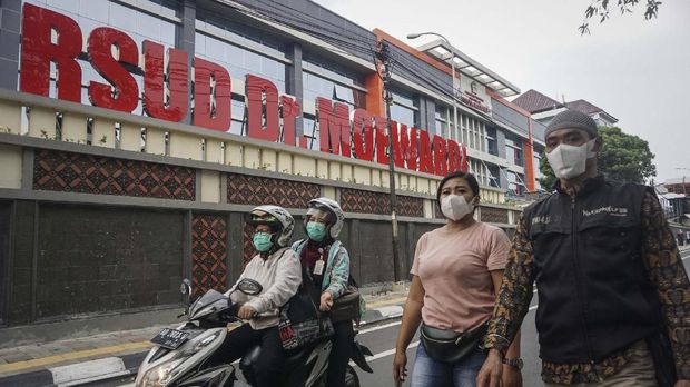 Warga melintas di kawasan Rumah Sakit Umum Daerah (RSUD) Dr. Moewardi, Solo, Jawa Tengah, Jumat (13/3/2020). Satu pasien yang dirawat di ruang isolasi RSUD Dr. Moewardi Solo meninggal dunia, berdasarkan pemeriksaan menunjukan positif COVID-19. ANTARA FOTO/Mohammad Ayudha/pd.