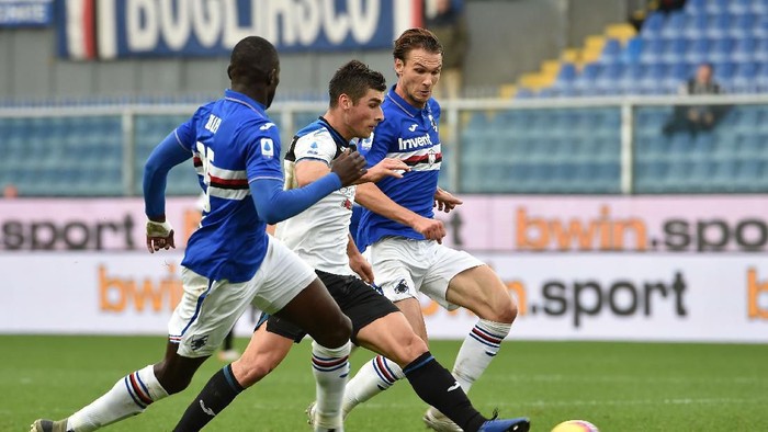 GENOA, ITALY - NOVEMBER 10: Ruslan Malinovskyj of Atalanta BC with Albin Ekdal and Omar Colley of UC Sampdoria during the Serie A match between UC Sampdoria and Atalanta BC at Stadio Luigi Ferraris on November 10, 2019 in Genoa, Italy. (Photo by Paolo Rattini/Getty Images)