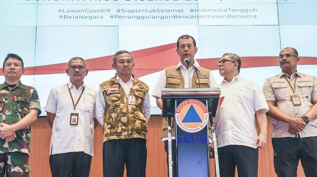 Ketua Gugus Tugas Percepatan Penanganan COVID-19 Doni Monardo (tengah) didampingi pejabat terkait memberikan keterangan kepada media berita terkini mengenai kasus COVID-19 di Kantor Pusat BNPB, Jakarta, Sabtu (14/3/2020). Dalam keterangannya Doni menyampaikan bahwa kasus positif COVID-19 berjumlah 96 kasus per hari Sabtu (14/3/2020), dari total kasus yang tersebut 8 sembuh dan 5 meninggal dunia. ANTARA FOTO/Muhammad Adimaja/foc.