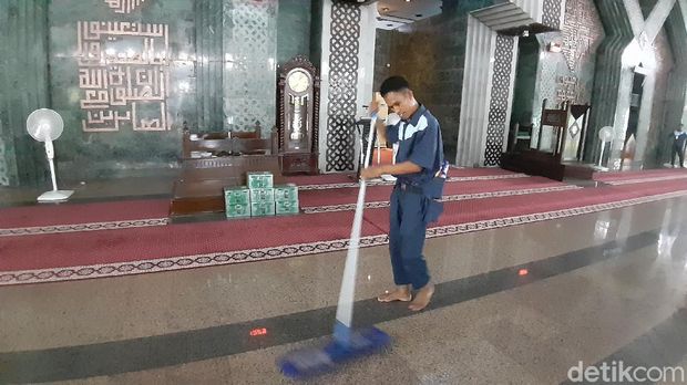 Cegah Penyebaran Corona, Pengurus Masjid Almarkaz Makassar Gulung Karpet