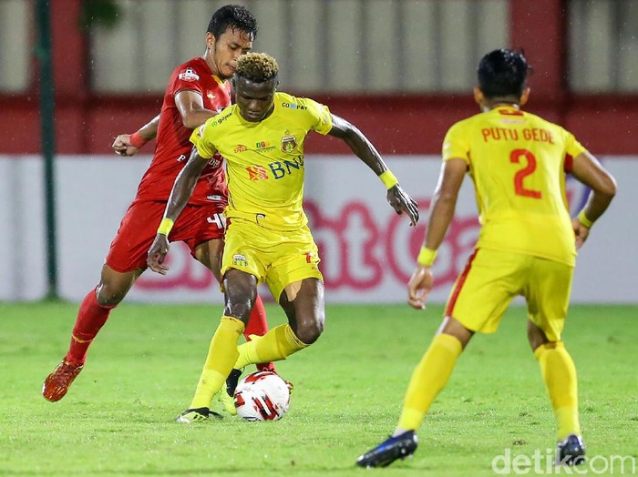 Bhayangkara FC vs Persija Jakarta di Shopee Liga 1 2020 menyajikan duel yang seru. Perang bintang itu tanpa pemenang.