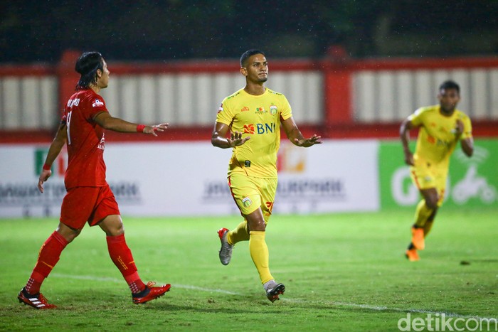 Bhayangkara FC vs Persija Jakarta di Shopee Liga 1 2020 menyajikan duel yang seru. Perang bintang itu tanpa pemenang.