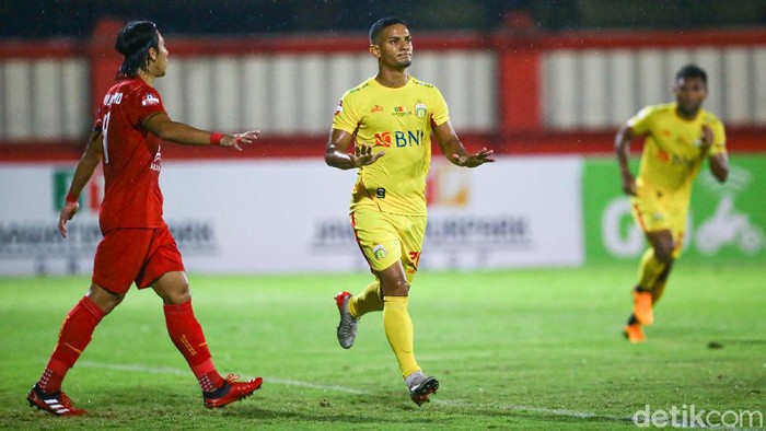 Bhayangkara FC vs Persija Jakarta di Shopee Liga 1 2020 menyajikan duel yang seru. Perang bintang itu tanpa pemenang.