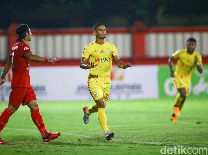 Bhayangkara FC vs Persija Jakarta di Shopee Liga 1 2020 menyajikan duel yang seru. Perang bintang itu tanpa pemenang.