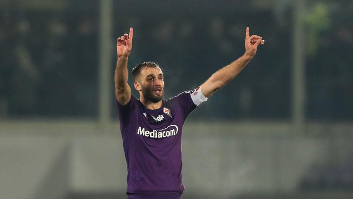 FLORENCE, ITALY - JANUARY 25: German Pezzella of ACF Fiorentina gestures during the Serie A match between ACF Fiorentina and  Genoa CFC at Stadio Artemio Franchi on January 25, 2020 in Florence, Italy.  (Photo by Gabriele Maltinti/Getty Images)