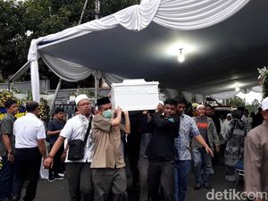 Jenazah Kepala PPATK Tiba di Rumah Duka