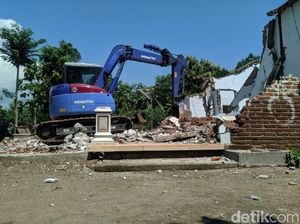 Rumah Tangga Kandas Gegara Suami Selingkuh Berujung Istri Robohkan Rumah Rumah Tangga Kandas Gegara Suami Selingkuh Berujung Istri Robohkan Rumah