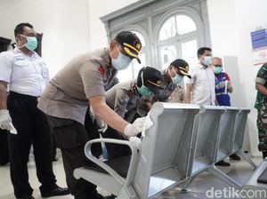 Cegah Penyebaran Corona, Polri dan TNI Bersihkan Stasiun Probolinggo